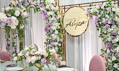 Decoración floral de un expositor