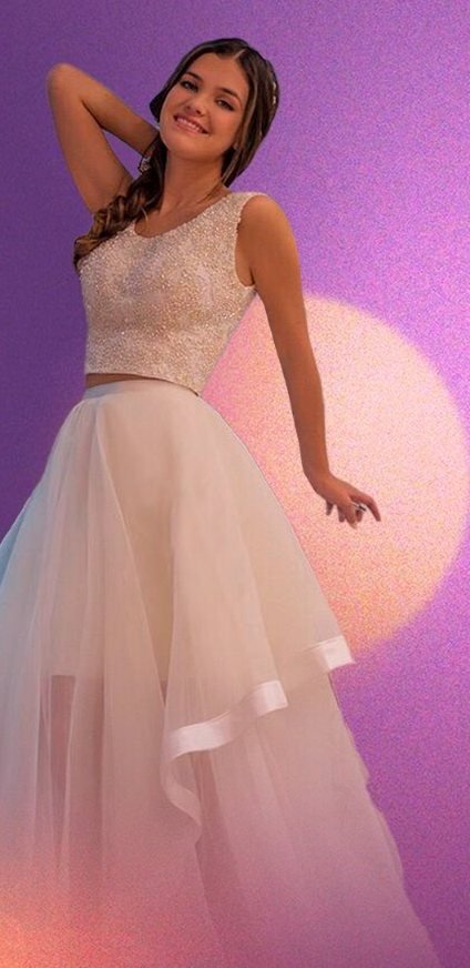 Modelo con conjunto moderno de top brillante y falda de tul