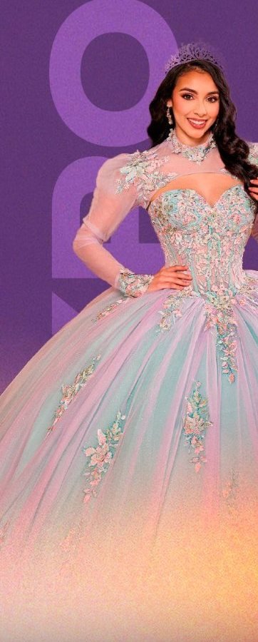Modelo con vestido de quinceañera aqua con flores bordadas y tiara