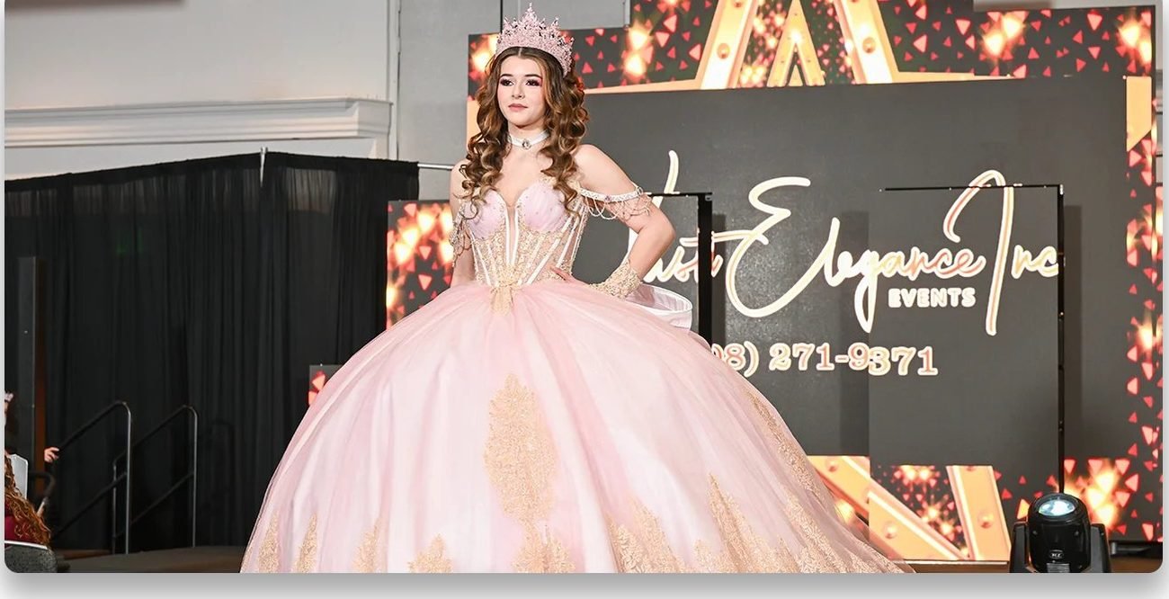 Modelo con vestido rosa y dorado en la pasarela